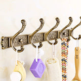 Crochets muraux robustes pour suspendre manteaux, vestes, sacs, chapeaux et serviettes dans une entrée ou un couloir.